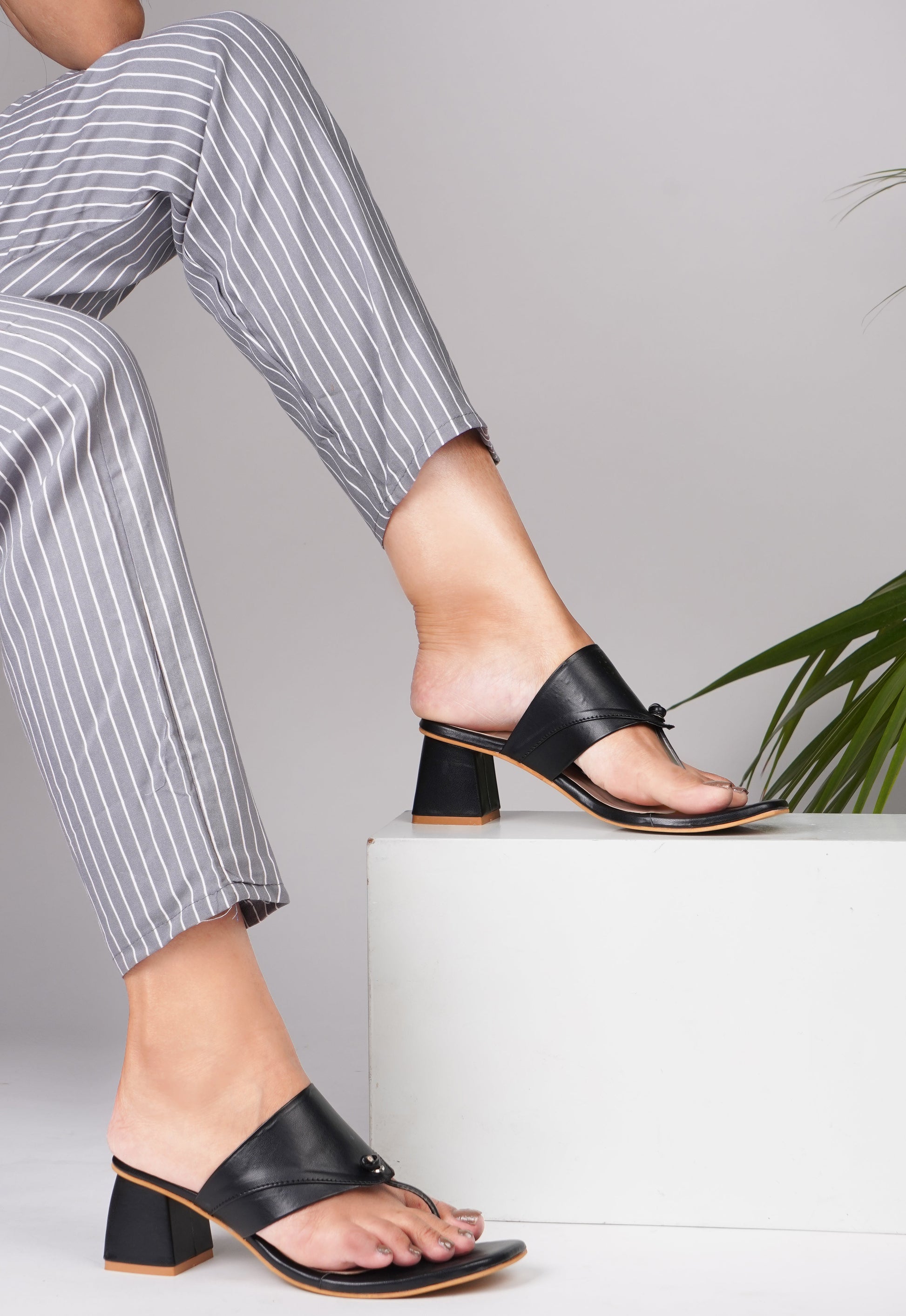Women’s block heel sandals with wide strap and toe-loop detail Black