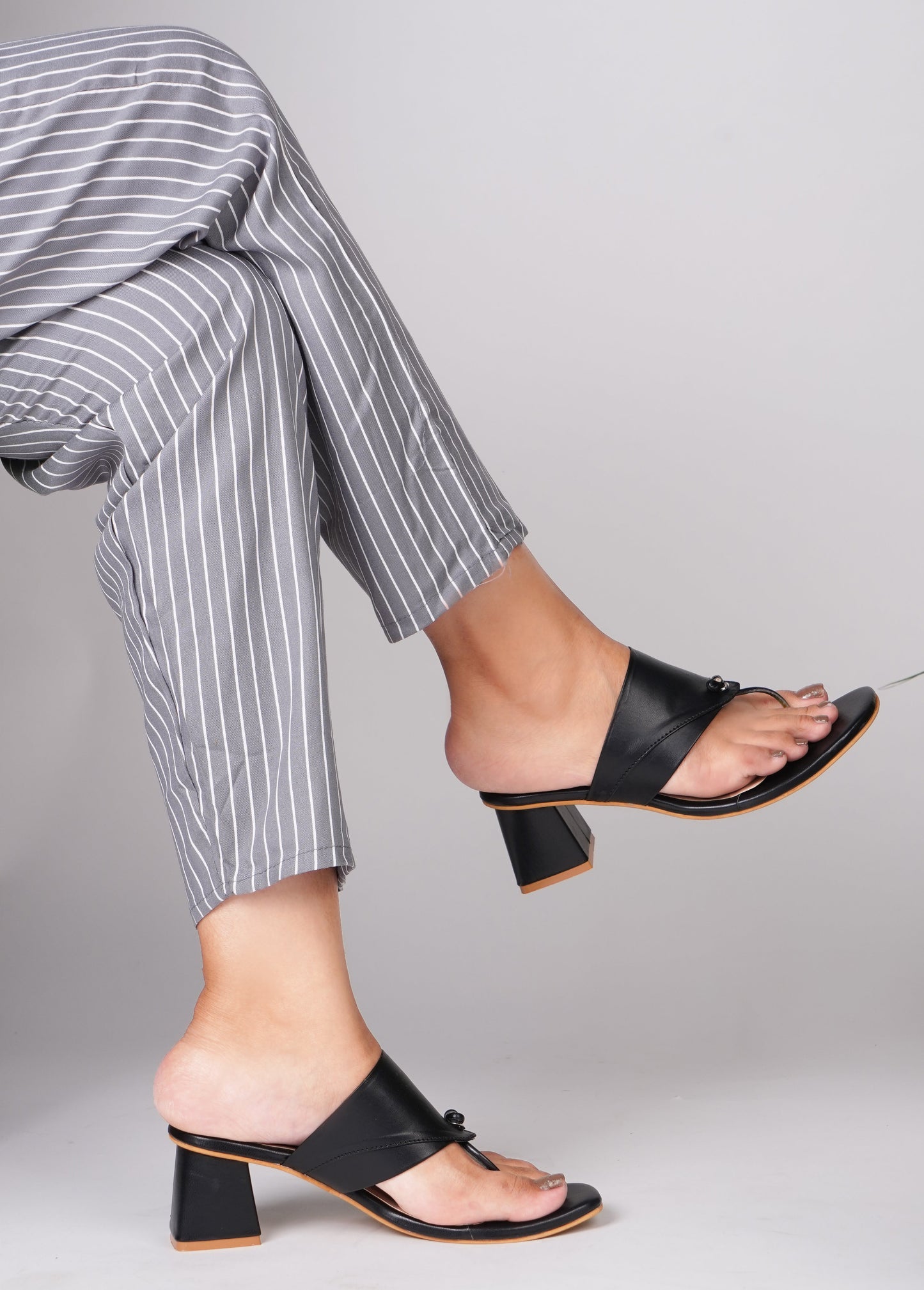 Women’s block heel sandals with wide strap and toe-loop detail Black