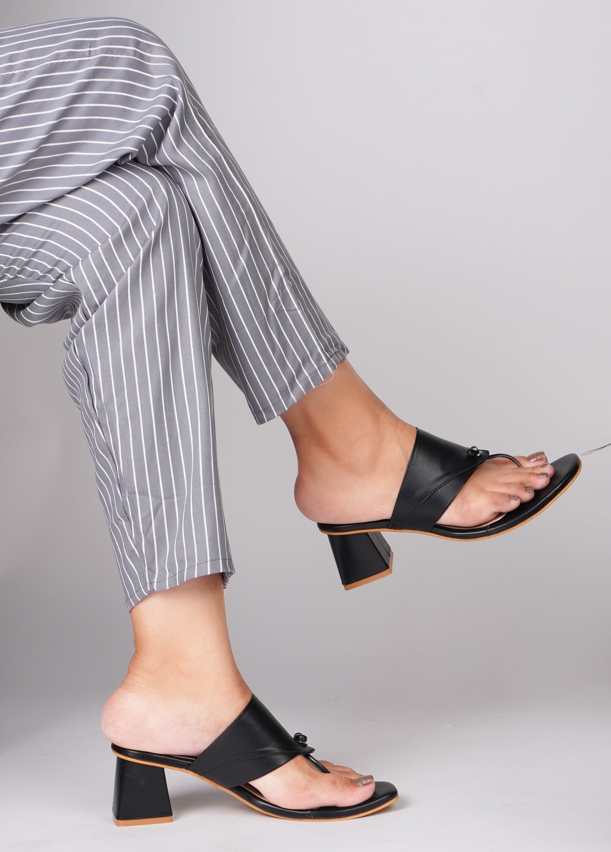 Women’s block heel sandals with wide strap and toe-loop detail Black