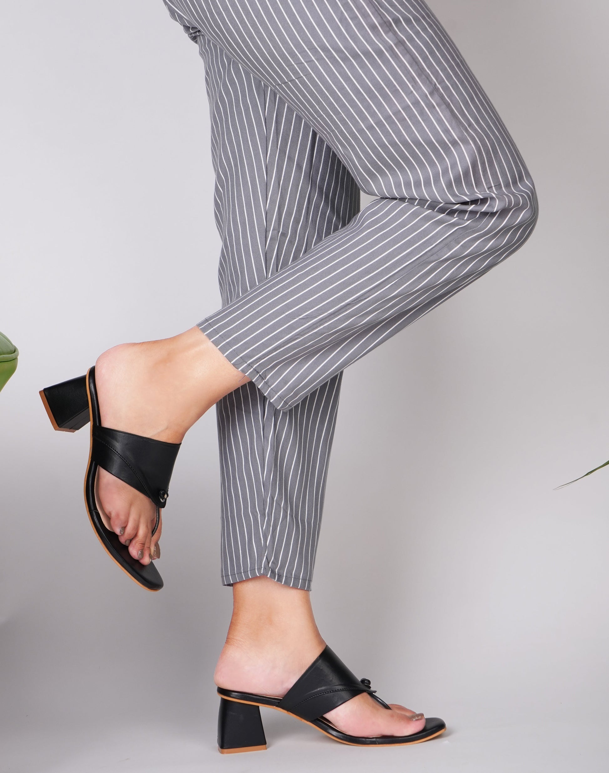 Women’s block heel sandals with wide strap and toe-loop detail Black