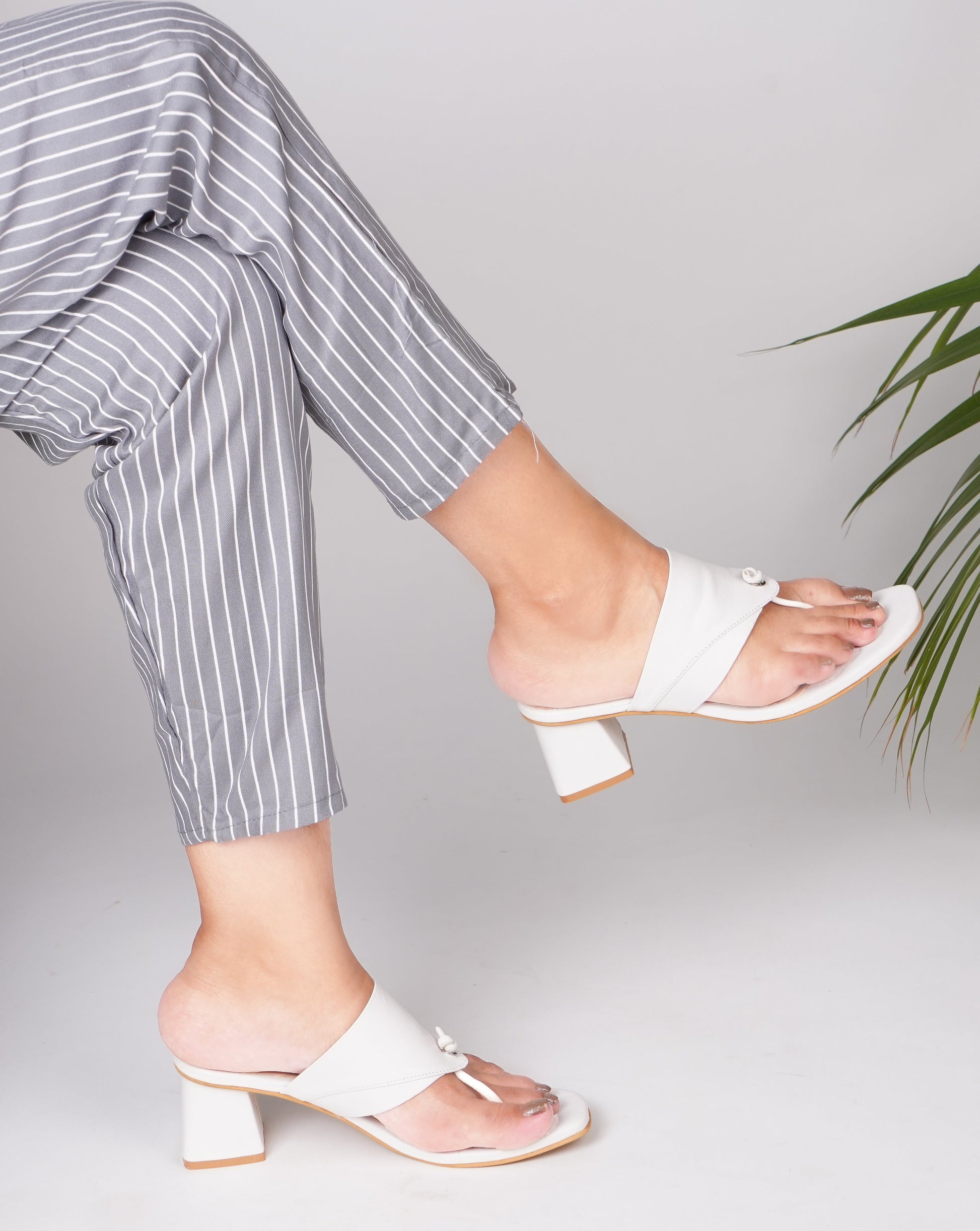 Women’s block heel sandals with wide strap and toe-loop detail Cream