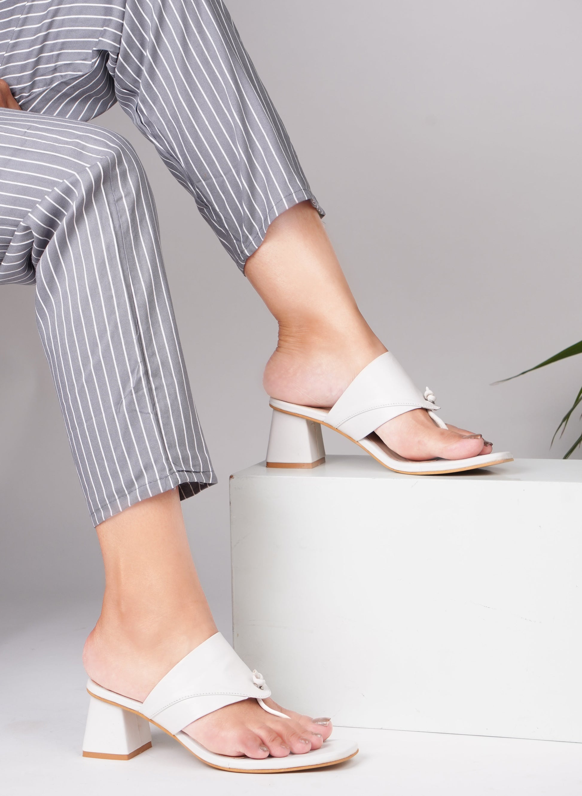 Women’s block heel sandals with wide strap and toe-loop detail Cream
