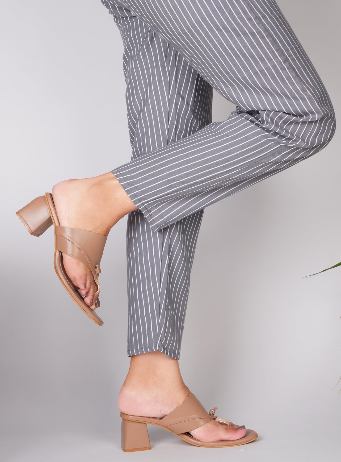 Women’s block heel sandals with wide strap and toe-loop detail Sultan