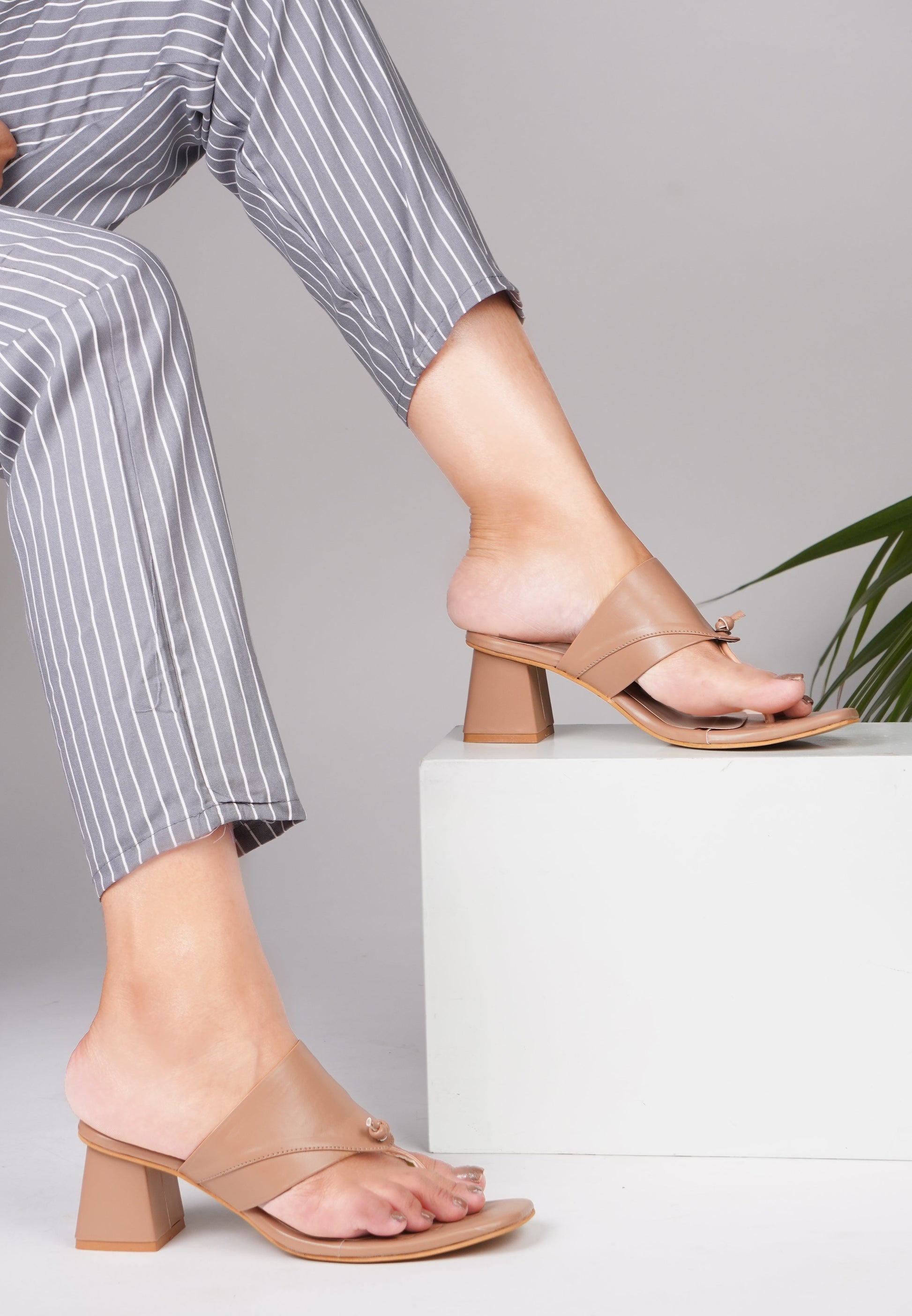Women’s block heel sandals with wide strap and toe-loop detail Sultan
