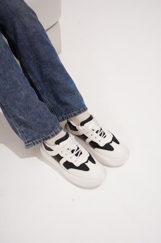 casual lace-up sneakers with distinctive panel detailing on the sides
-Black Black-White