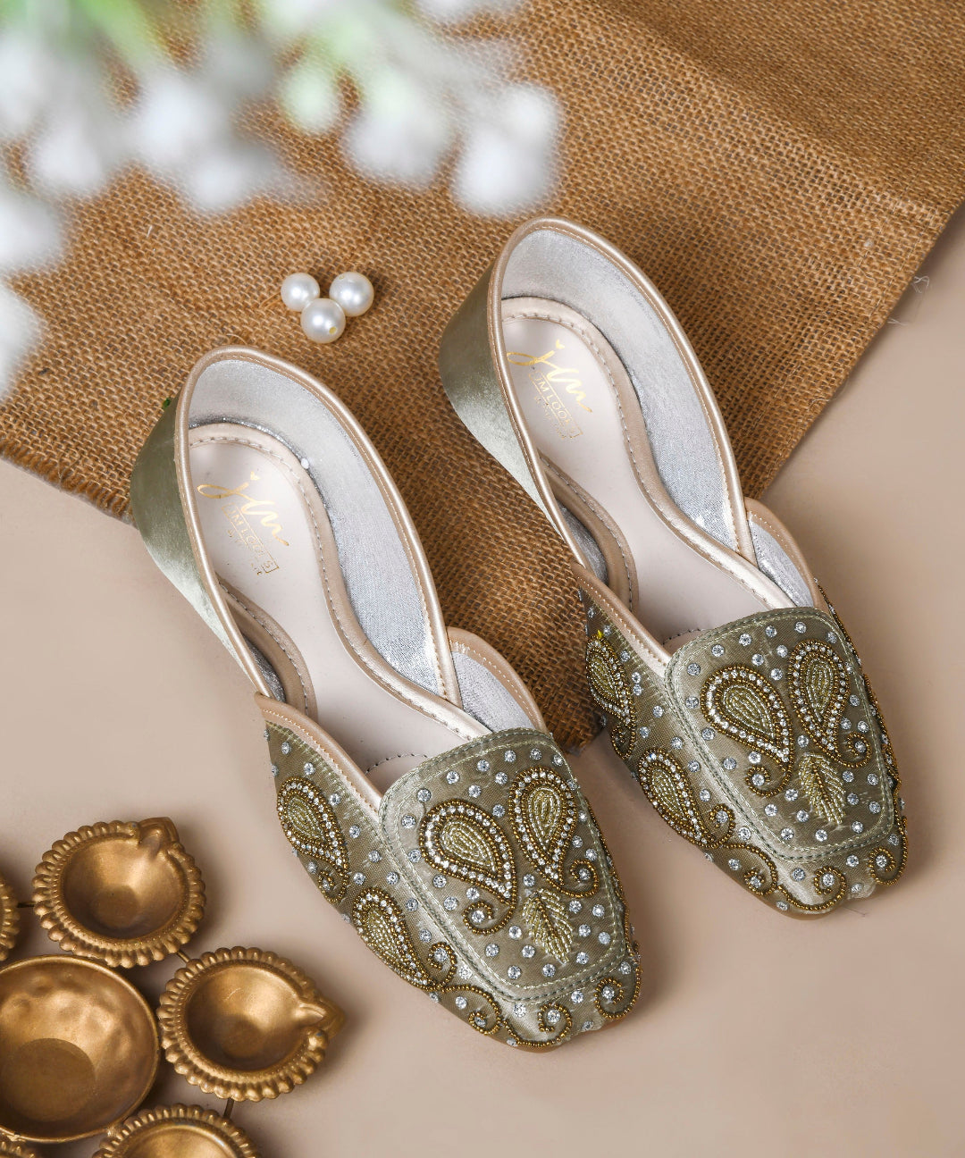 Women Green Embellished Beaded Round-Toe Royal Stone & Threadwork Ethnic Juttis
