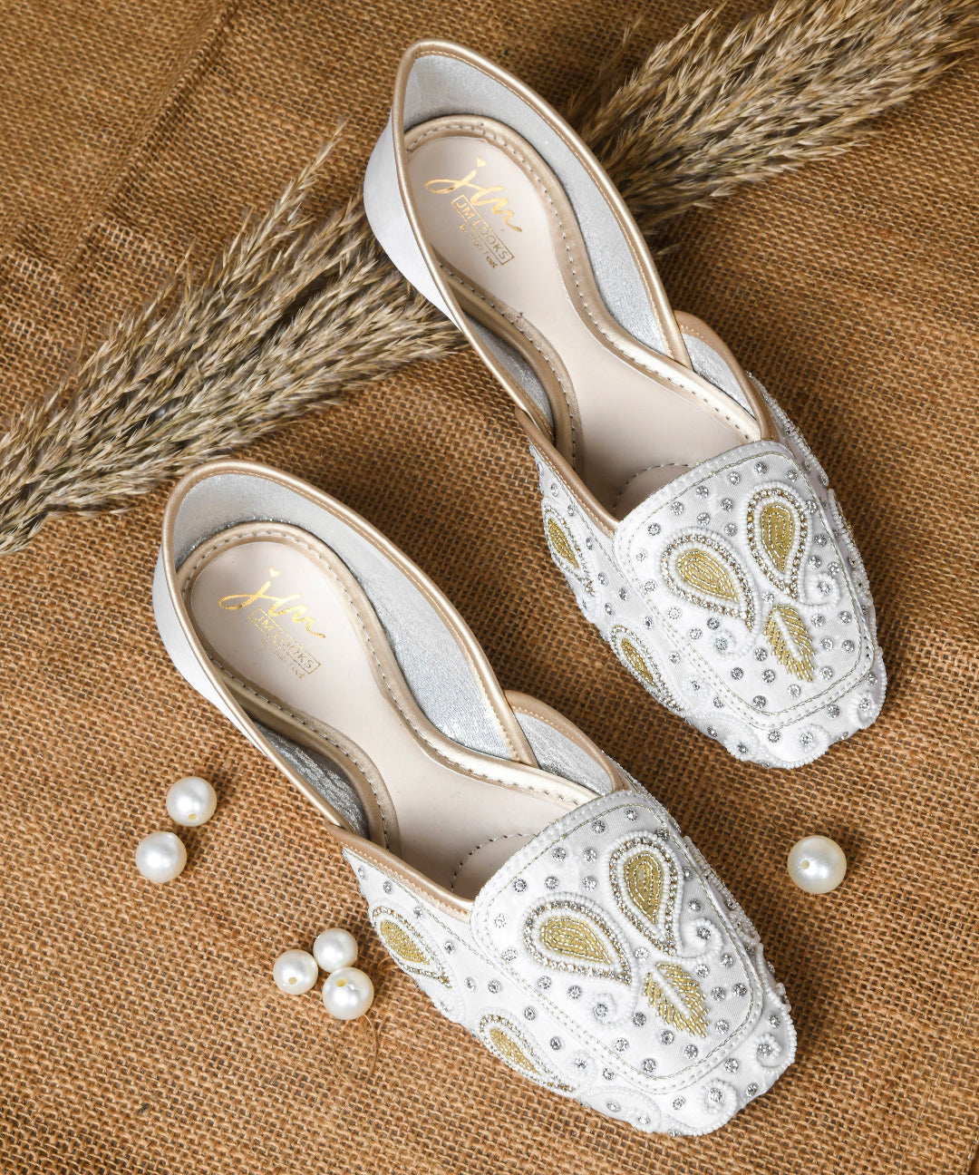 Women White Embellished Beaded Round-Toe Royal Stone & Threadwork Ethnic Juttis