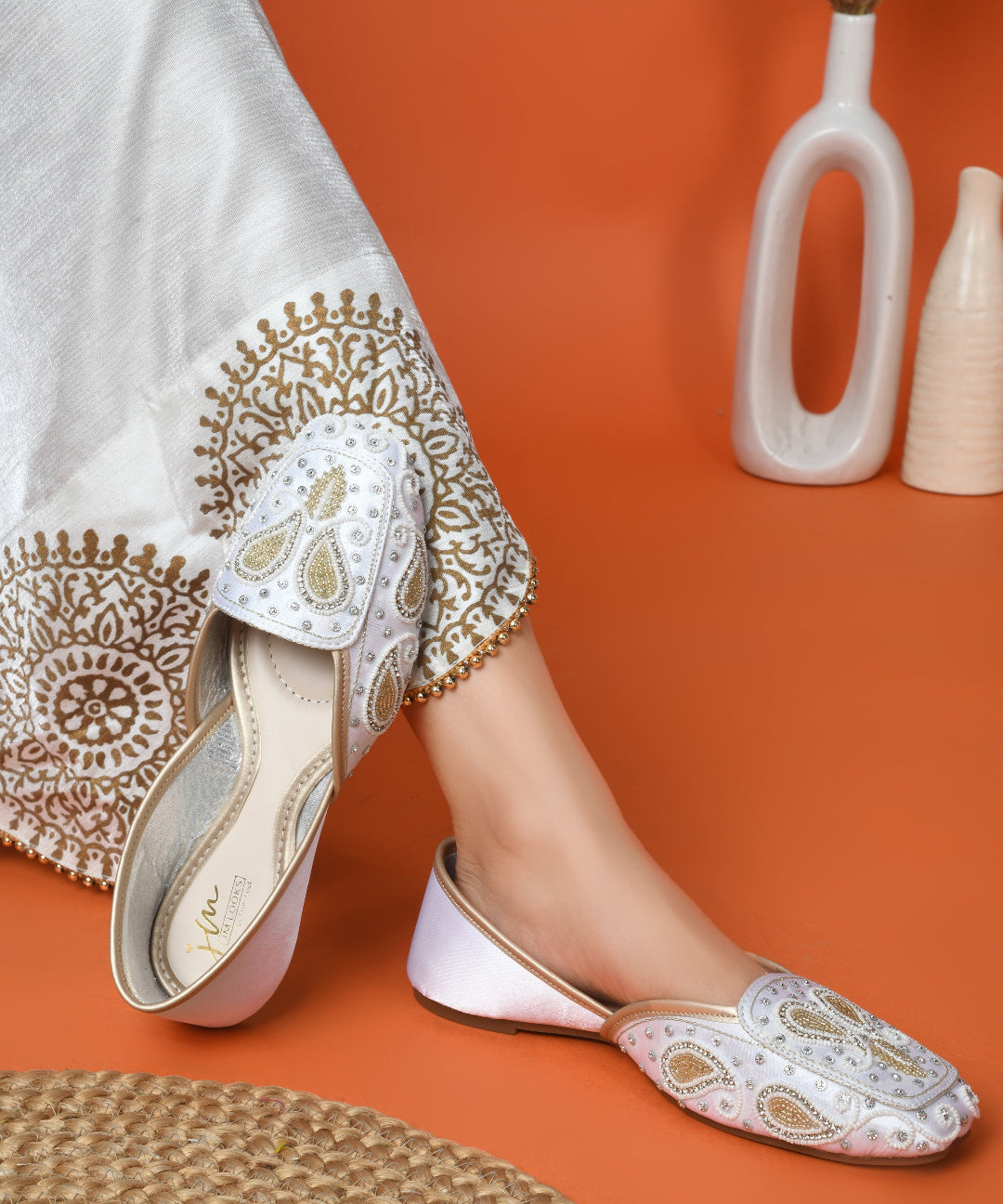 Women White Embellished Beaded Round-Toe Royal Stone & Threadwork Ethnic Juttis