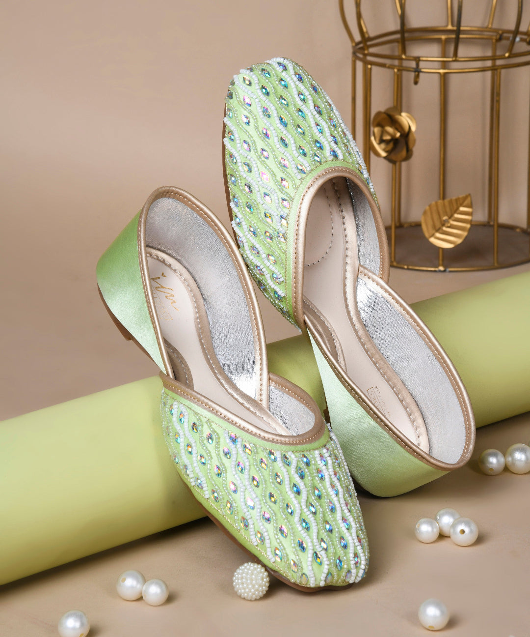Women Pista Stone Embellished Embroidered Ethnic Mojaris Flats Juttis