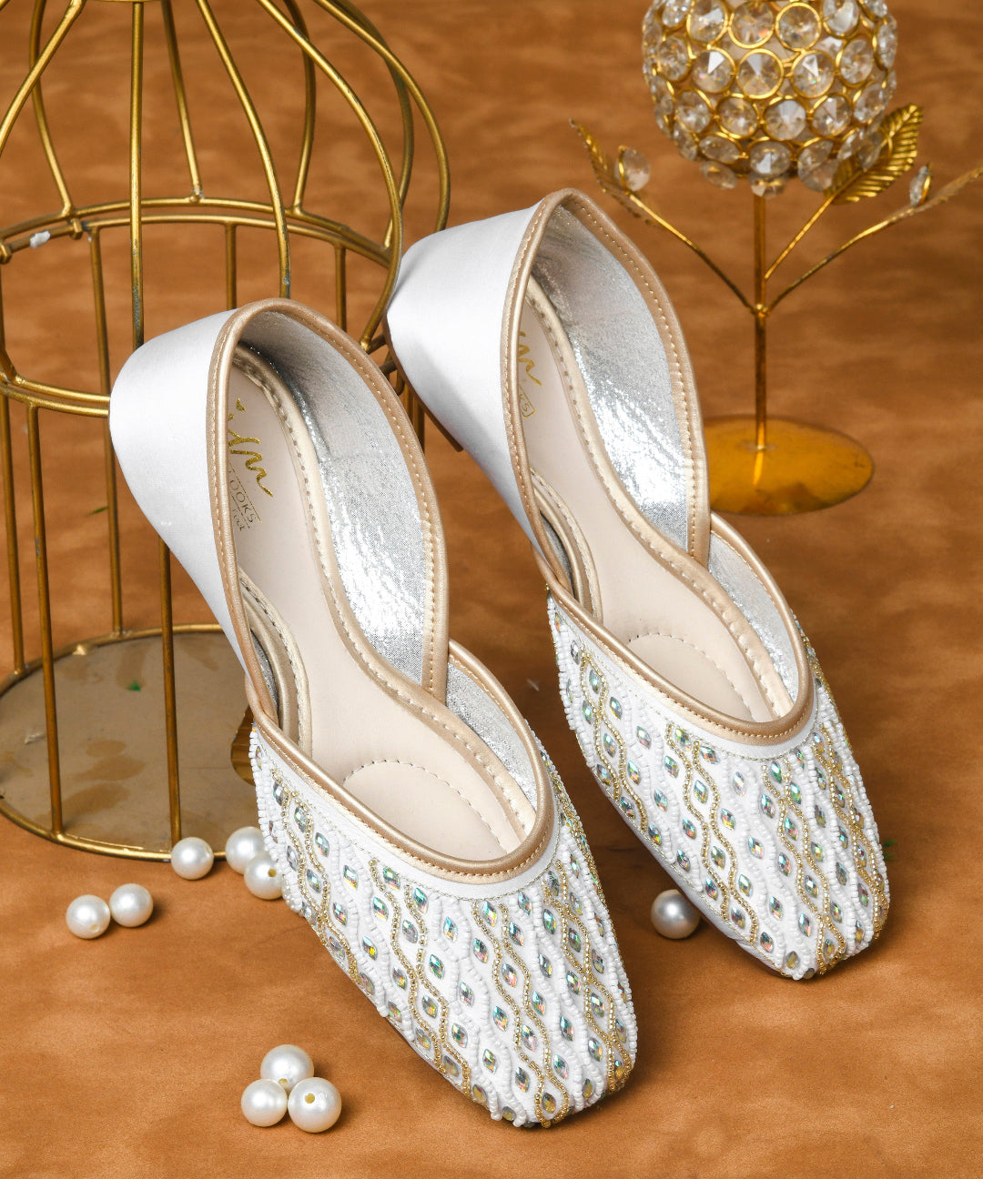 Women White Stone Embellished Embroidered Ethnic Mojaris Flats Juttis