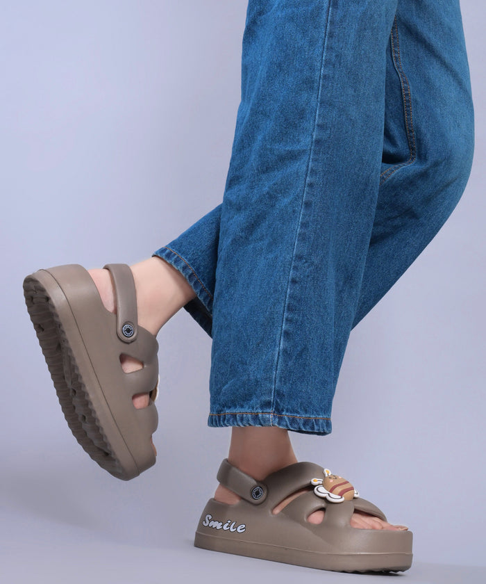 Kids dark-mouse platform sandals with cute bee charm, Smile print, and adjustable back strap.