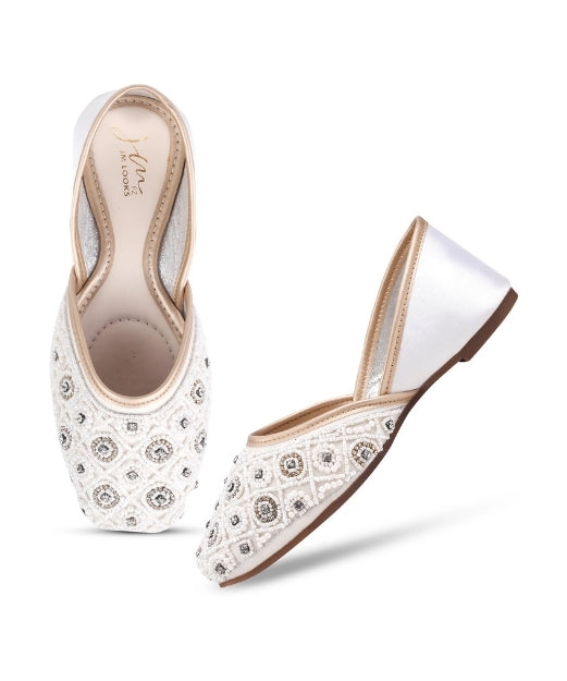 Women White Embellished Round-Toe Embroidered Beaded Traditional Punjabi Jutti Mojari