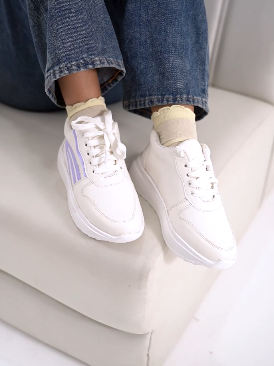 Jm Looks sneakers with contrasting stripe detailing on the side
 Lavender